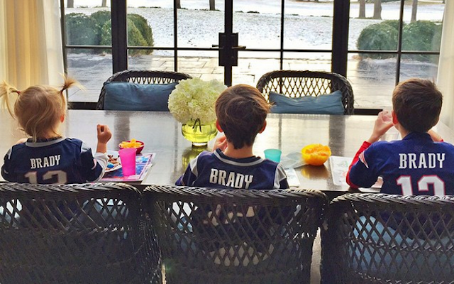 LOOK: Tom Brady's kids made him a sign, wear jerseys at breakfast ...