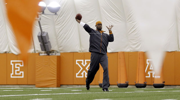 Vince Young throws at Texas pro day in Austin. (USATSI)