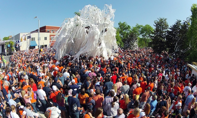 Auburn fans roll Toomer's Corner one last time before the trees were cut down