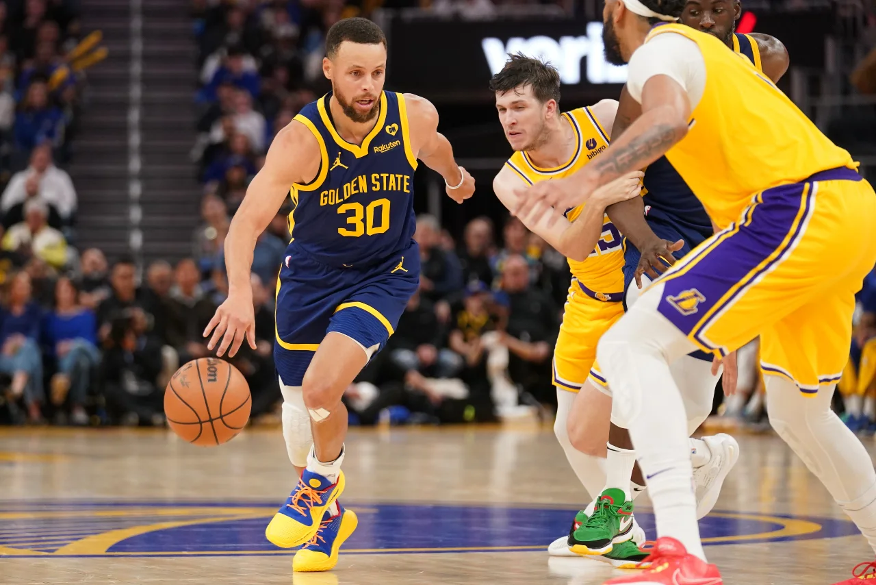 Golden State Warriors guard Stephen Curry (30) dribbles the ball past Los Angeles Lakers guard Austin Reaves (15) in the third quarter at the Chase Center.