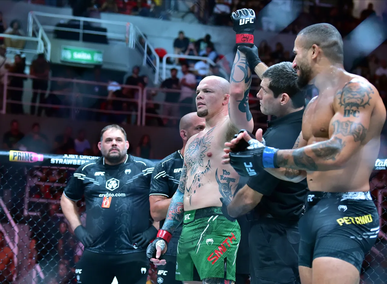 Rio de Janeiro, RJ, BRAZIL; Anthony Smith (red gloves) fights Vitor Petrino (blue gloves) during UFC 301 at Rio Arena.