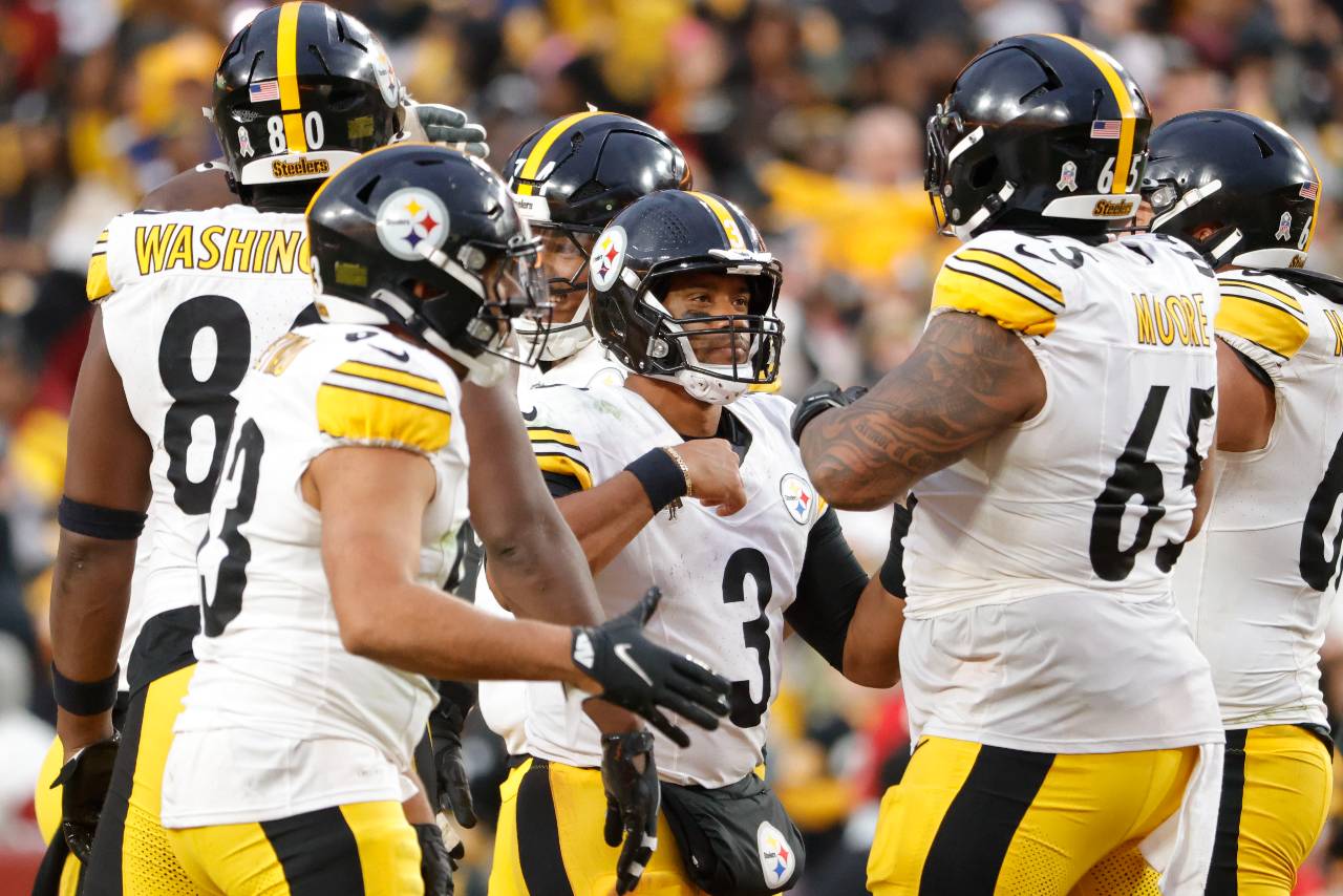 Pittsburgh Steelers quarterback Russell Wilson (3) celebrates with teammates after a play in the final seconds of the fourth quarter against the Washington Commanders at Northwest Stadium.